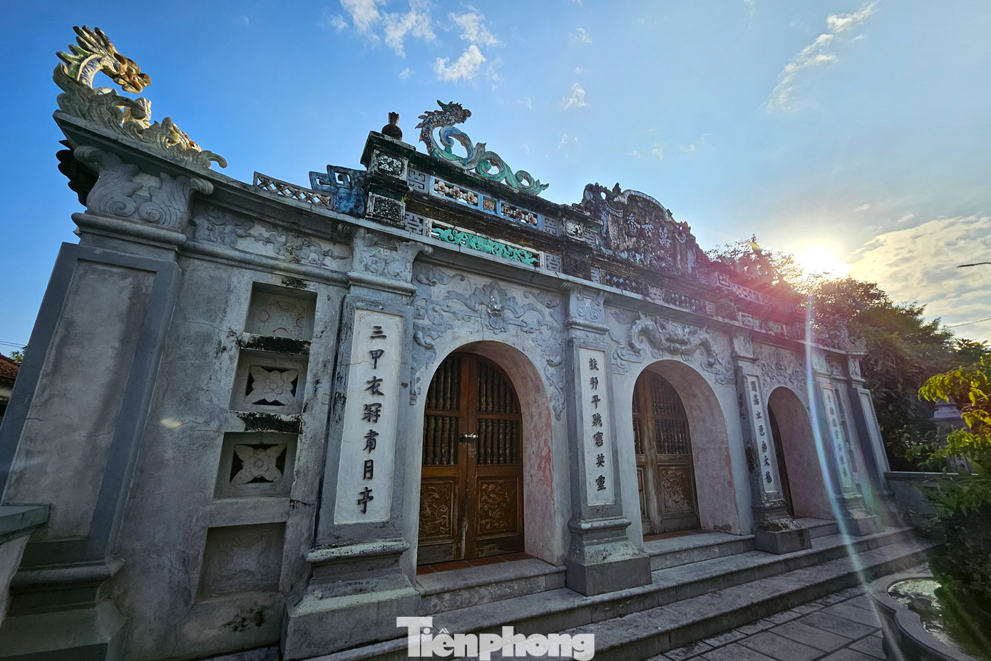 Đền có vị trí đắc địa, được bao bọc bởi núi, sông, biển, là công trình kiến trúc cổ kính, quy mô. Trải qua bao nhiêu biến cố thời gian, lịch sử, ngôi đền vẫn giữ được nhiều giá trị về mặt kiến trúc và lưu giữ nhiều hiện vật quý. Đền có vị trí đắc địa, được bao bọc bởi núi, sông, biển, là công trình kiến trúc cổ kính, quy mô. Trải qua bao nhiêu biến cố thời gian, lịch sử, ngôi đền vẫn giữ được nhiều giá trị về mặt kiến trúc và lưu giữ nhiều hiện vật quý.