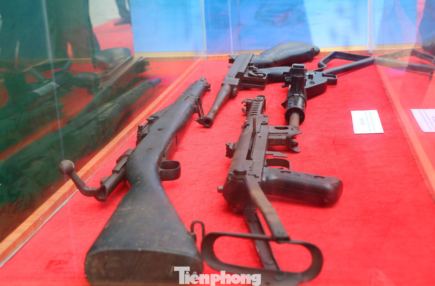 Súng, chiếc mũ cối, áo trấn thủ,... được sưu tầm, trưng bày tại triển lãm.