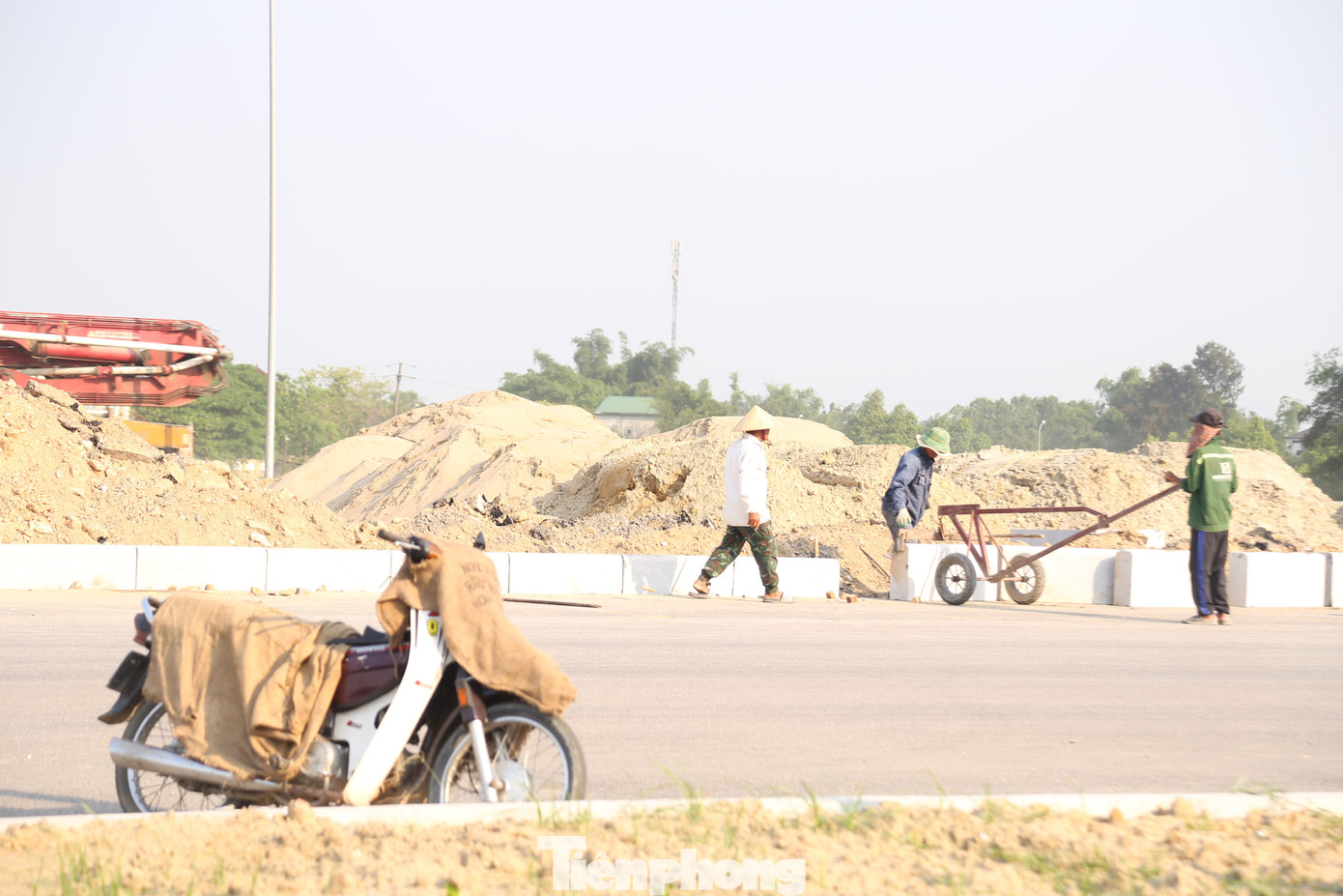 Vì tiến độ và trách nhiệm với công trình, những kỹ sư, công nhân đã vượt nắng, hăng say lao động, chạy đua với thời gian để hoàn thành kịp tiến độ dự án.