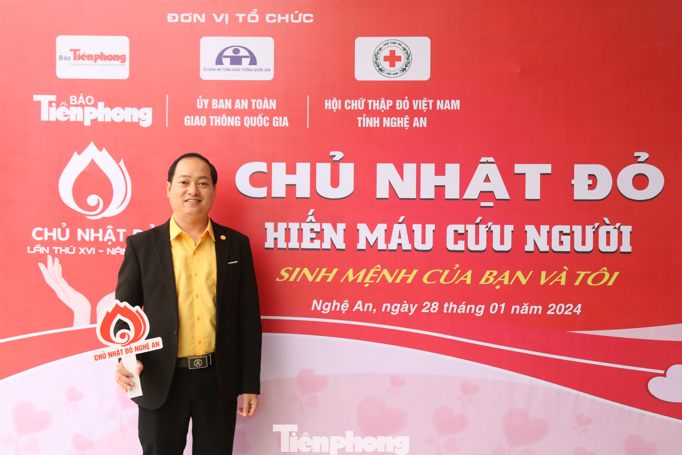 Tròn 15 năm kể từ ngày đầu tiên tham gia hiến máu tình nguyện, đến nay, anh Nguyễn Hữu Bình (SN 1983, Chủ tịch Mặt trận Tổ quốc phường Trường Thi, TP Vinh) đã có 45 lần hiến máu nhân đạo. “Lần đầu tôi tham gia hiến máu là vào năm 2009, trong đợt phát động của Đoàn thanh niên. Từ đó, cứ mỗi lần đủ sức khỏe và đảm bảo khoảng cách giữa các lần hiến máu, tôi đều tham gia. Hiến máu là việc làm rất ý nghĩa và rất cần thiết nhằm kịp thời giúp những người đang cần máu để duy trì sự sống. Một năm, tôi luôn duy trì hiến máu 2-3 lần”, anh Bình thổ lộ.