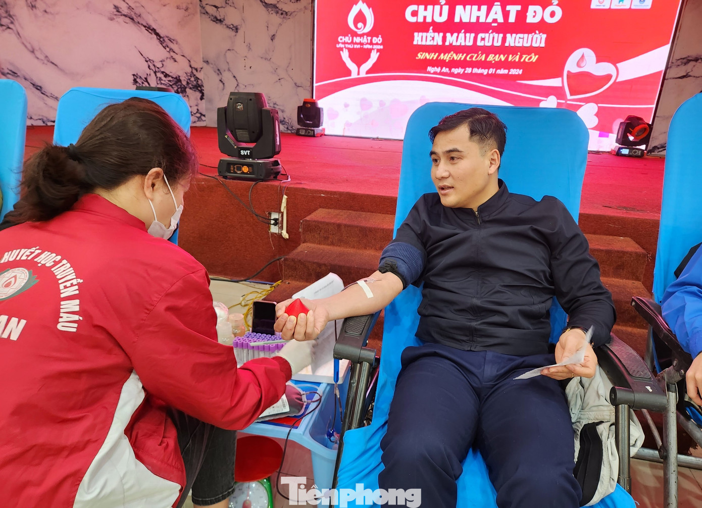 Ông Thái Minh Sỹ - Phó Chủ tịch Liên đoàn lao động tỉnh Nghệ An tham gia hiến máu tình nguyện tại Chủ Nhật Đỏ. “Mỗi giọt máu cho đi - Một cuộc đời ở lại”, mong từ những giọt máu của mình sẽ cứu giúp được ai đó khi lâm vào bệnh hiểm nghèo cần truyền máu gấp”, anh Sỹ cho hay.