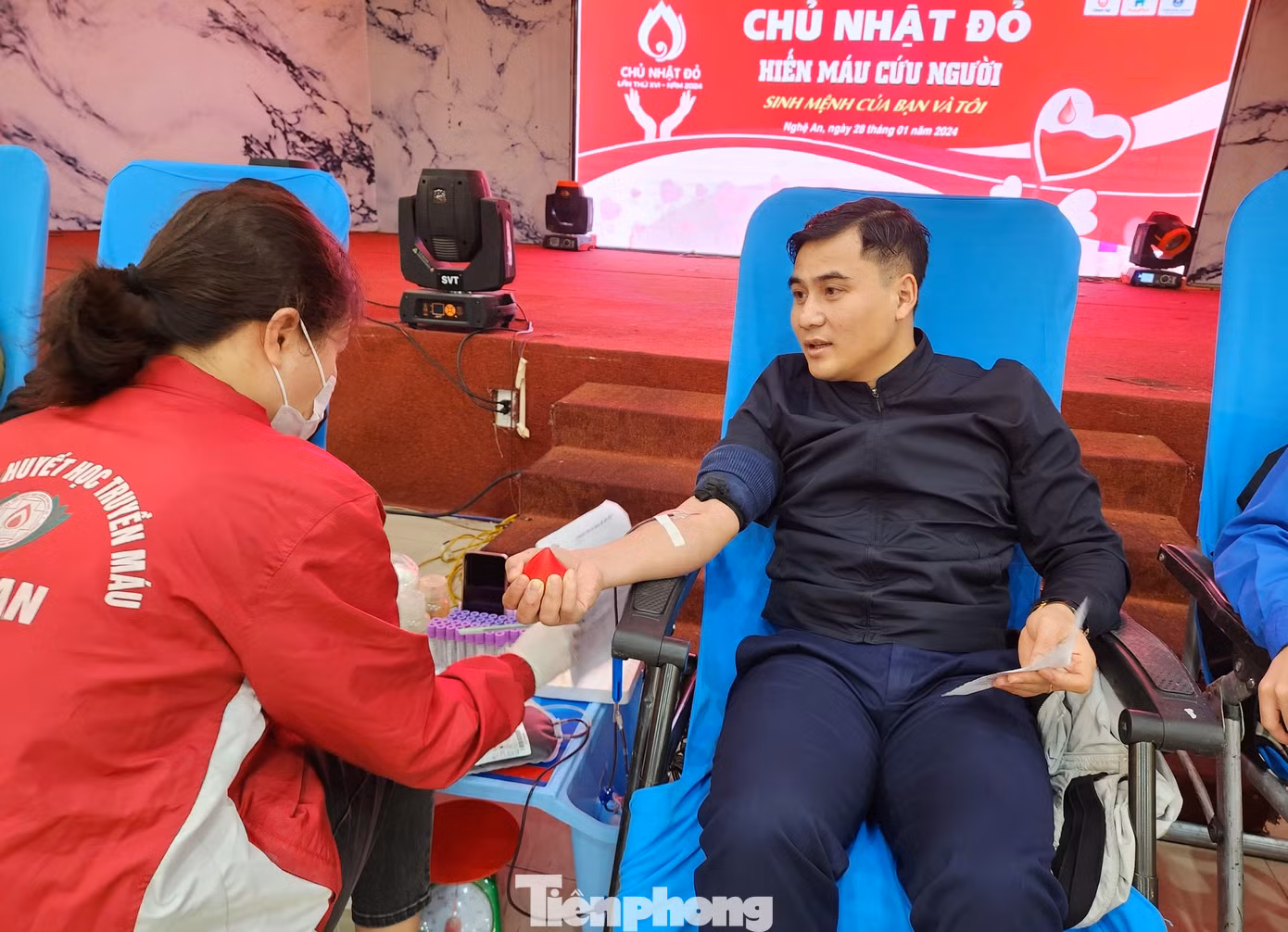 Ông Thái Minh Sỹ - Phó Chủ tịch Liên đoàn lao động tỉnh Nghệ An tham gia hiến máu tình nguyện tại Chủ Nhật Đỏ. “Mỗi giọt máu cho đi - Một cuộc đời ở lại”, mong từ những giọt máu của mình sẽ cứu giúp được ai đó khi lâm vào bệnh hiểm nghèo cần truyền máu gấp”, anh Sỹ cho hay.