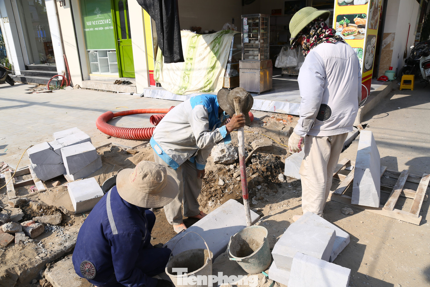 Tại những công trình đang thi công, thợ xây, người phụ hồ căng mình giữa nắng nóng để kịp hoàn thành tiến độ được giao.