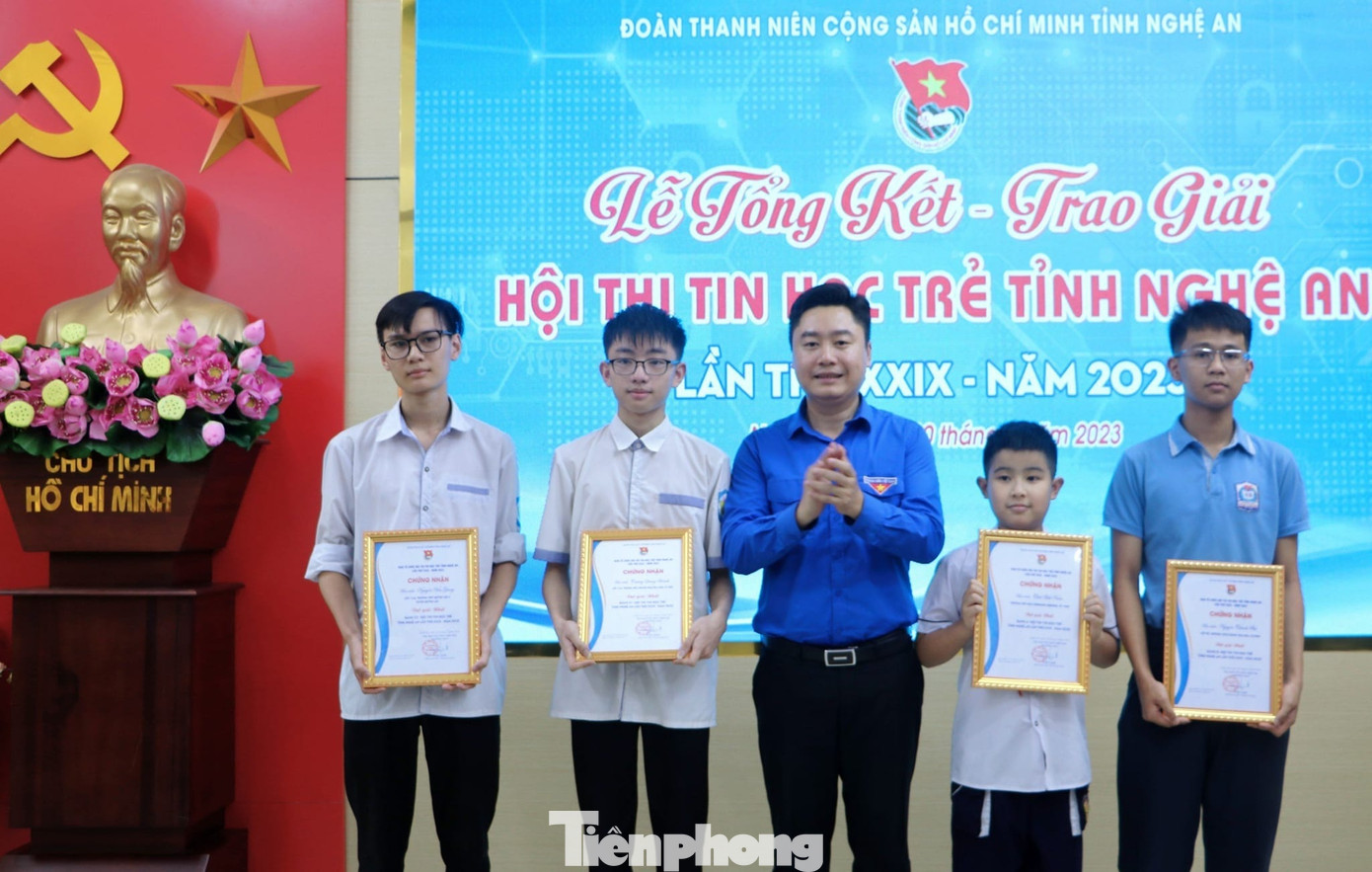 Anh Lê Văn Lương, Ủy viên Ban Thường vụ Trung ương Đoàn, Bí thư Tỉnh Đoàn Nghệ An trao giải Nhất cho các thí sinh. Anh Lê Văn Lương, Ủy viên Ban Thường vụ Trung ương Đoàn, Bí thư Tỉnh Đoàn Nghệ An trao giải Nhất cho các thí sinh.