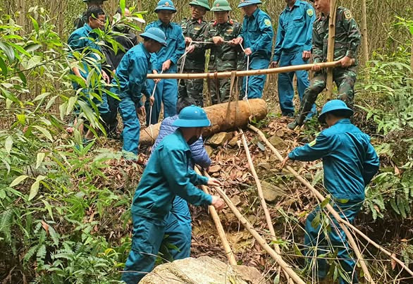 Lực lượng chức năng vô hiệu hóa ngòi nổ và di chuyển quả bom đến khu vực an toàn để hủy nổ.