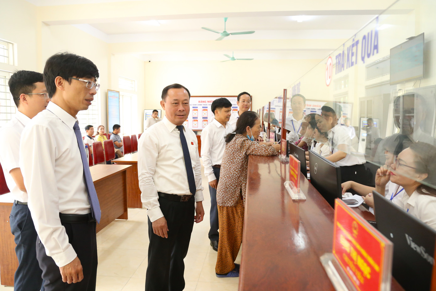 Trong buổi sáng vận hành chính quyền 2 cấp, ông Phan Đức Đồng – Bí thư Đảng ủy phường Trường Vinh đã đi kiểm tra, động viên cán bộ làm việc tại Trung tâm phục vụ hành chính công của phường. Theo ông Đồng, việc sắp xếp lại các đơn vị hành chính và tổ chức mô hình chính quyền địa phương 2 cấp là chủ trương lớn, nhằm xây dựng nền hành chính tinh gọn, hiệu lực, hiệu quả, phục vụ tốt hơn cho người dân và doanh nghiệp. Đặc biệt, mô hình Trung tâm phục vụ hành chính công cấp phường khi vận hành hiệu quả sẽ giúp rút ngắn quy trình, giảm thời gian xử lý, tăng tính công khai, minh bạch trong giải quyết thủ tục hành chính.