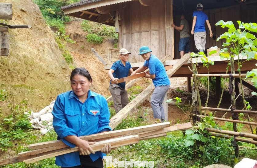Phần gỗ được tháo dỡ từ nhà sàn được người dân cất giữ cẩn thận, chờ đợi được bố trí nơi ở mới để dựng lại nhà.