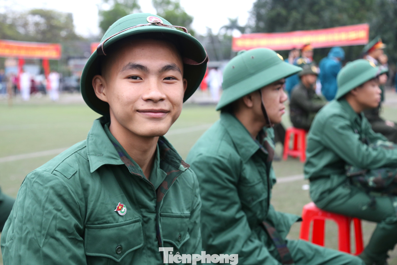 Nguyễn Trần Bảo Trung (SN 2006, trú phường Hà Huy Tập, TP Vinh) chia sẻ: “Em rất vui tự hào được nhập ngũ, đóng góp một phần tuổi trẻ của mình để bảo vệ Tổ quốc”. Nguyễn Trần Bảo Trung (SN 2006, trú phường Hà Huy Tập, TP Vinh) chia sẻ: “Em rất vui tự hào được nhập ngũ, đóng góp một phần tuổi trẻ của mình để bảo vệ Tổ quốc”.