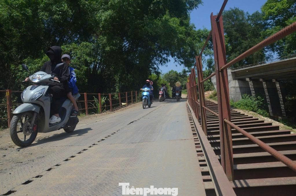 Mỗi ngày, lưu lượng người và phương tiện qua cầu rất lớn.