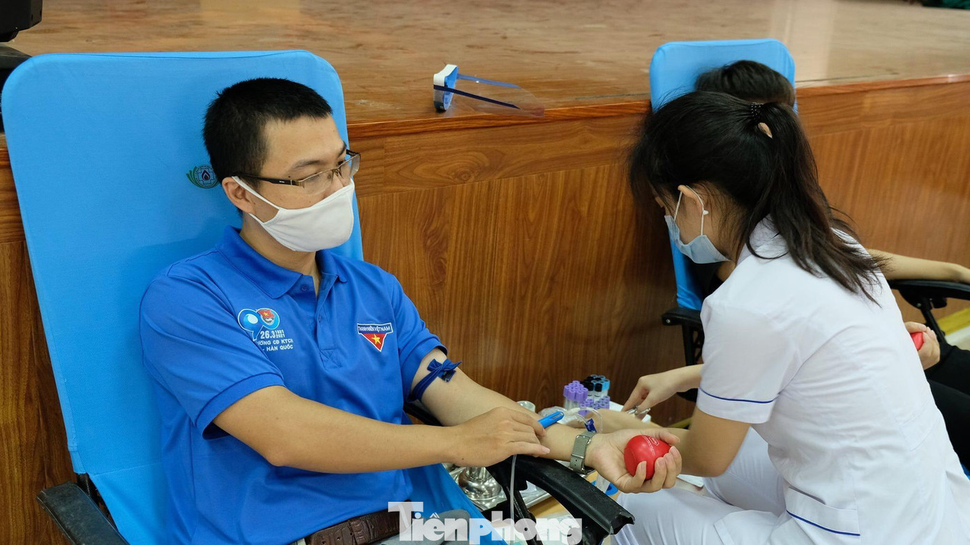 Thầy Hùng nhiều lần tham gia hiến máu tình nguyện Thầy Hùng nhiều lần tham gia hiến máu tình nguyện