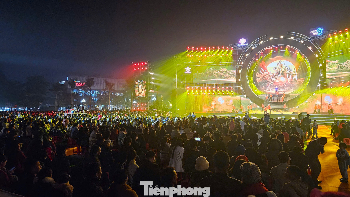 Đông đảo người dân quy tụ về Quảng trường Hồ Chí Minh để thưởng thức chương trình.