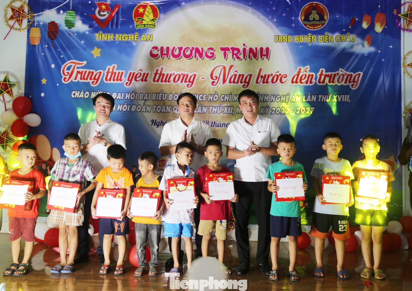 Đại diện UBND huyện Diễn Châu tặng quà cho các em nhỏ khó khăn