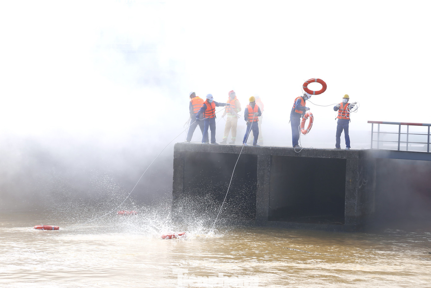 Do hoảng loạn đã có 5 thuyền viên rơi xuống sông, 2 thuyền viên ngã va vào thành tàu và bị ngạt khói không thể di chuyển được cần phải có sự trợ giúp của lực lượng PCCC tại chỗ để đưa vào bờ an toàn.