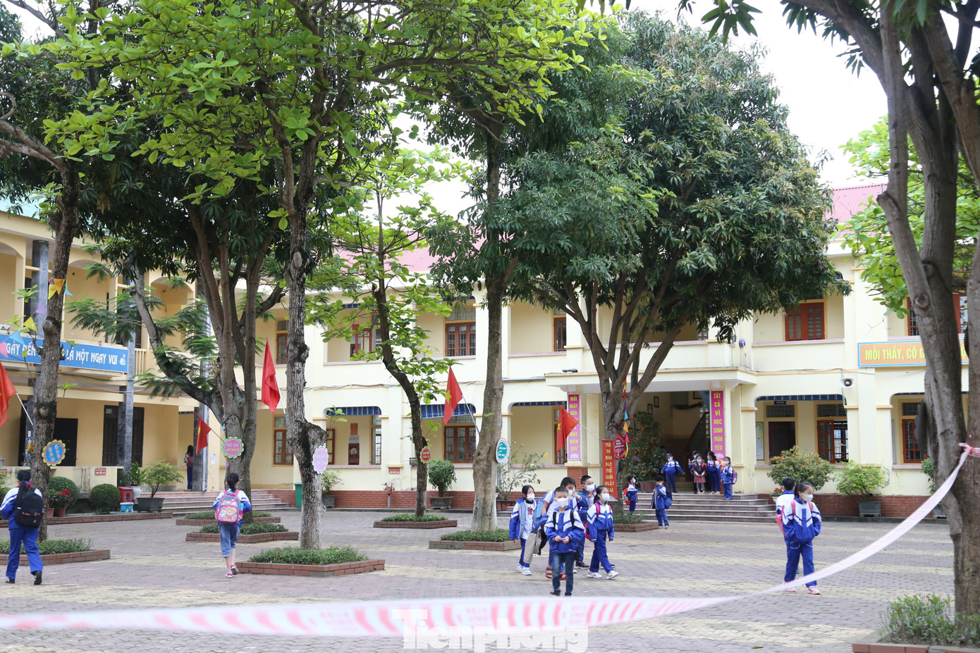 Từ ra Tết đến nay, do ảnh hưởng của dịch COVID-19, nhiều địa phương trên địa bàn tỉnh Nghệ An tạm thời cho học sinh nghỉ học, trong đó chủ yếu là bậc học mầm non và tiểu học. Thực hiện hướng dẫn của Sở Giáo dục và Đào tạo Nghệ An, việc đi học trở lại sẽ bắt đầu từ ngày hôm nay, 4/4.