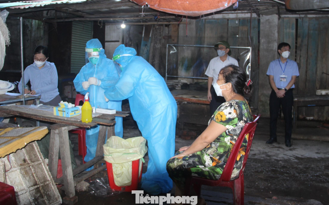 Qua rà soát, có gần 400 tiểu thương thường xuyên nhập hàng tại các cảng, bến cá TX Cửa Lò. Qua rà soát, có gần 400 tiểu thương thường xuyên nhập hàng tại các cảng, bến cá TX Cửa Lò.