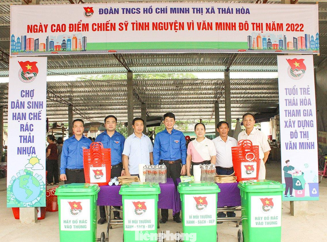 Trao tặng 04 thùng thu gom rác, 60 làn đi chợ, 100 chai thủy tinh, 2000 túi sinh học đựng thực phẩm, 500 túi và cốc giấy,... và phát 500 tờ rơi tuyên truyền phòng chống rác thải nhựa cho người dân, tiểu thương trên địa bàn thị xã Thái Hòa.