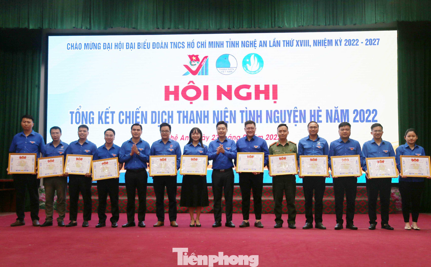 Ban Thường vụ Tỉnh Đoàn Nghệ An đã trao tặng Bằng khen cho 12 tập thể vì “Đã có thành tích xuất sắc trong chỉ đạo, triển khai Chiến dịch Thanh niên tình nguyện hè năm 2022”.