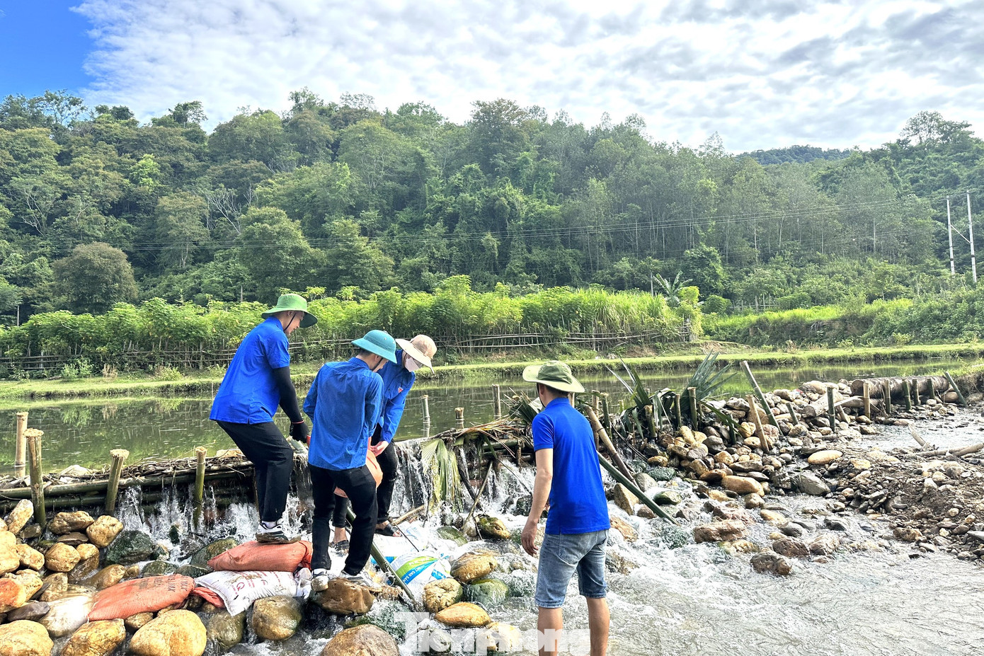 Theo Bí thư Đoàn xã Yên Hòa, ngoài hỗ trợ bà con làm đập dẫn nước vào ruộng, đoàn hai cơ sở còn phối hợp tổ chức sinh hoạt hè cho các cháu thiếu nhi ở bản Cọoc, Cành Khỉn để tuyên truyền phòng chống đuối nước, bạo lực học đường, xâm hại tình dục, phòng cháy chữa cháy, tập múa hát, dạy kỹ năng mềm cho các cháu…