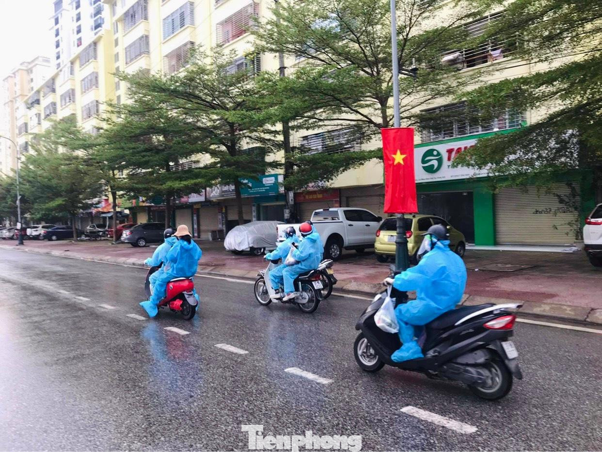 Anh Ngô Đình Thái - Bí thư Đoàn phường Vinh Tân chia sẻ: “Được xác định là vùng nguy cơ rất cao nên chúng tôi luôn nhắc nhở ĐVTN phải tuân thủ tuyệt đối các biện pháp phòng chống dịch. Lực lượng đoàn viên vốn đã mỏng, nếu chẳng lỡ may có bạn bị nhiễm bệnh thì sẽ gặp rất nhiều khó khăn... Ngoài hoạt động giao hàng miễn phí cho người dân, ĐVTN còn tham gia hỗ trợ trực chốt, nấu cơm miễn phí, các hoạt động từ thiện, giúp đỡ các hoàn cảnh khó khăn trên địa bàn.