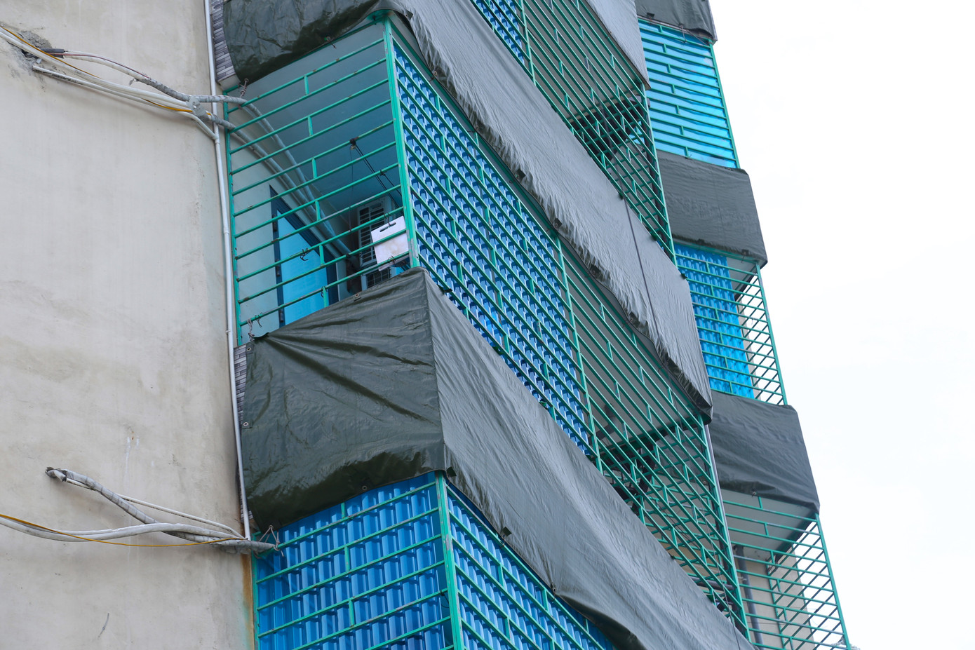 Ghi nhận của PV ngày 8/7, tại khu vực xung quanh Trường Đại học Vinh thuộc phường Trường Vinh, tỉnh Nghệ An có nhiều chung cư, dãy nhà trọ, nhà ở kết hợp cho thuê. Đa số các dãy nhà đều được hàn thêm một lớp song sắt tạo thành hình dạng những chiếc “chuồng cọp”.