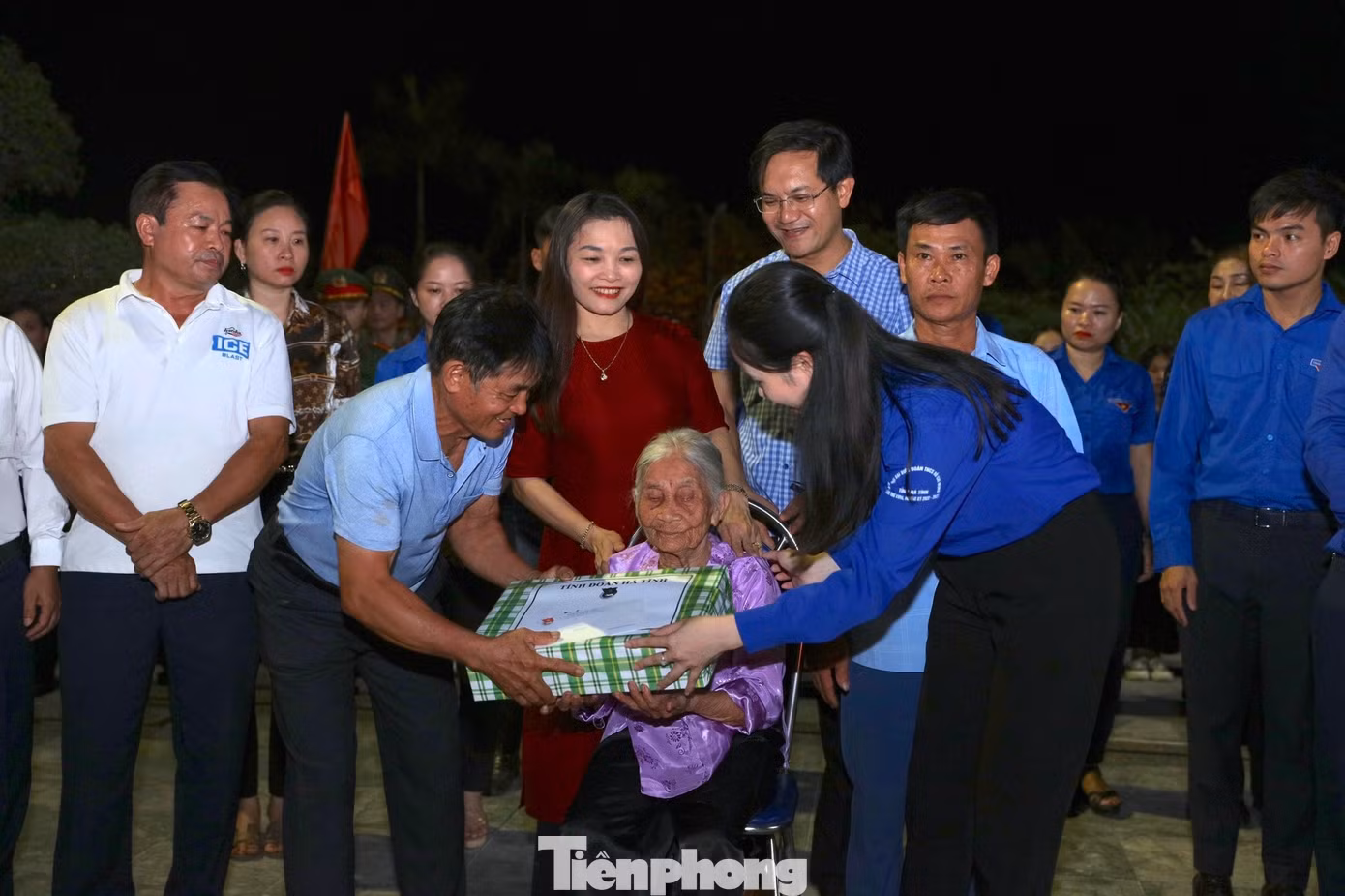 Dịp này, Ban Thường vụ Tỉnh Đoàn Hà Tĩnh trao tặng quà tri ân đến thân nhân Anh hùng Liệt sĩ Lý Tự Trọng.