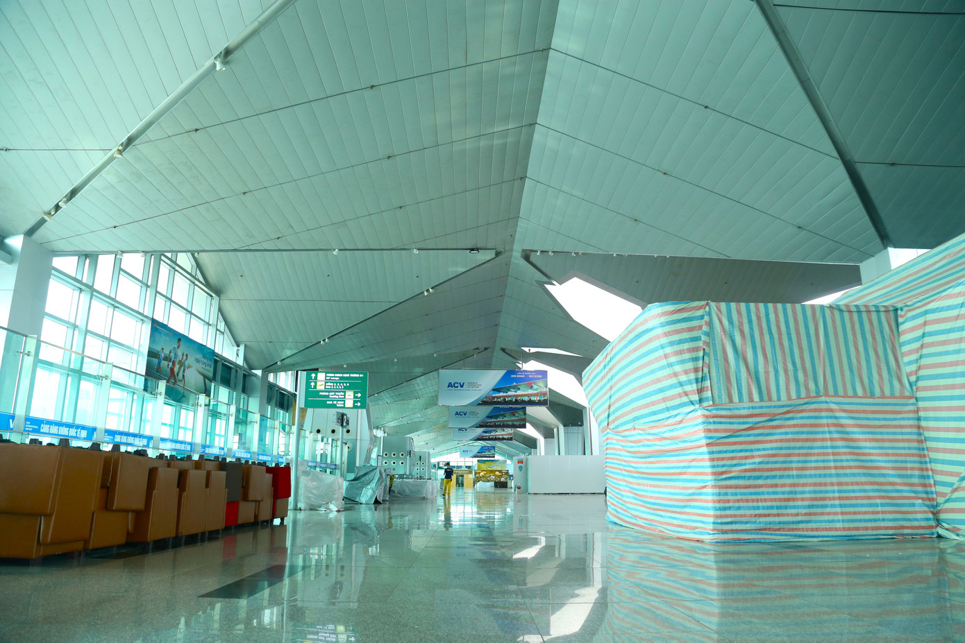 Theo lãnh đạo Cảng hàng không quốc tế Vinh, trong 6 tháng sân bay không khai thác, toàn bộ ban Giám đốc và lãnh đạo các phòng ban sẽ trực tiếp ở lại sân bay để phối hợp với các nhà thầu, giám sát quá trình thi công, đảm bảo tiến độ và chất lượng công trình. Phần lớn cán bộ, nhân viên của cảng sẽ được điều chuyển tạm thời tới làm việc tại các sân bay khác trên cả nước như Thọ Xuân (Thanh Hóa), Nội Bài, Đà Nẵng, Phú Quốc… Theo lãnh đạo Cảng hàng không quốc tế Vinh, trong 6 tháng sân bay không khai thác, toàn bộ ban Giám đốc và lãnh đạo các phòng ban sẽ trực tiếp ở lại sân bay để phối hợp với các nhà thầu, giám sát quá trình thi công, đảm bảo tiến độ và chất lượng công trình. Phần lớn cán bộ, nhân viên của cảng sẽ được điều chuyển tạm thời tới làm việc tại các sân bay khác trên cả nước như Thọ Xuân (Thanh Hóa), Nội Bài, Đà Nẵng, Phú Quốc…