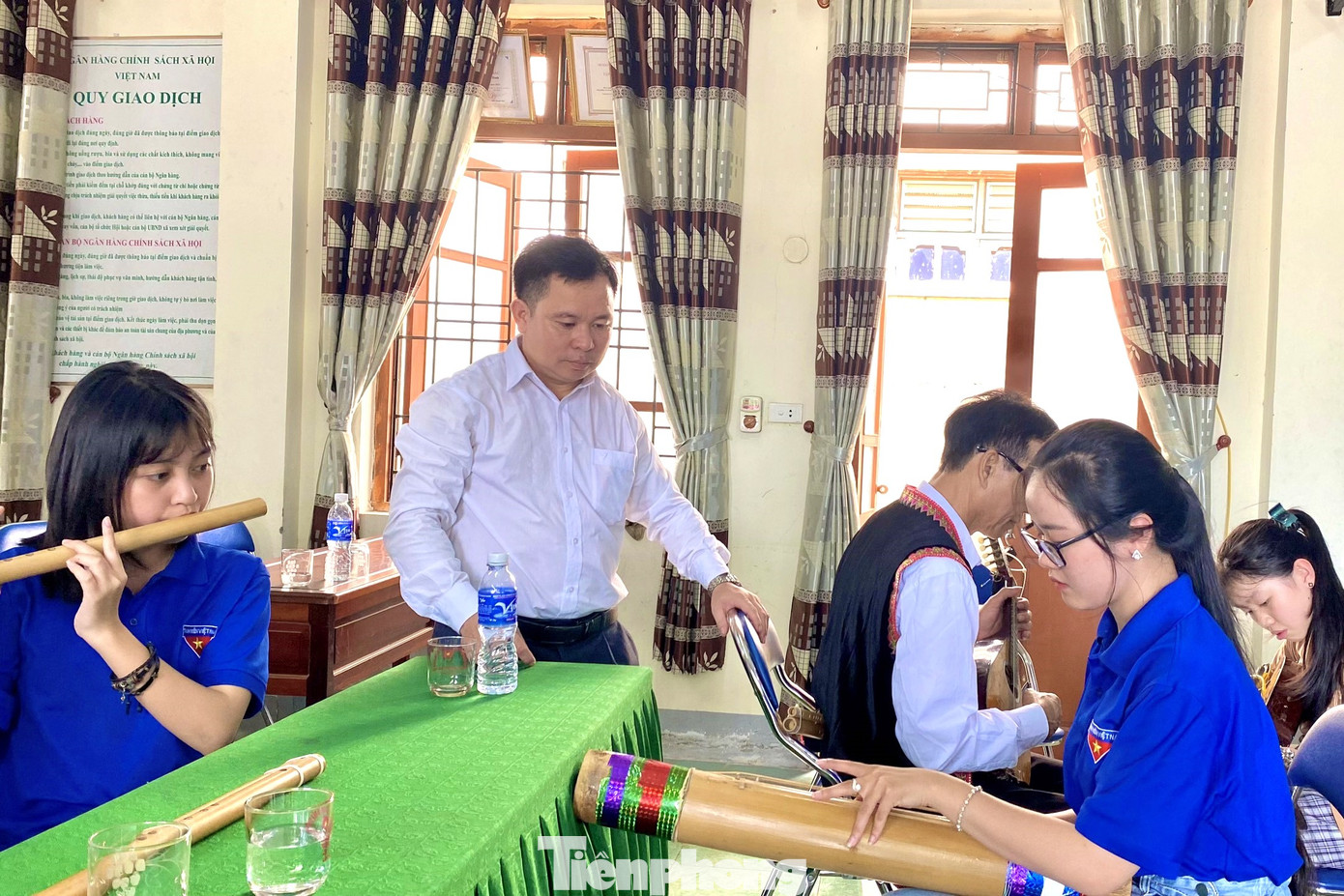 Các bạn trẻ thích thú thử sức với các nhạc cụ dân tộc.