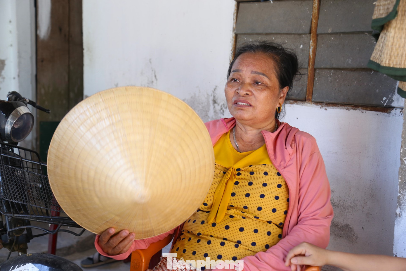 “Nhiều bữa nóng quá, tôi phải mượn quạt của hàng xóm. Dịp nghỉ hè, cô con gái út ở trong miền Nam đưa cháu về chơi với ông bà. Căn phòng trọ chật chội, tối đến, ba bốn mẹ con, bà cháu nằm dười sàn nhà”, bà Minh tâm sự.