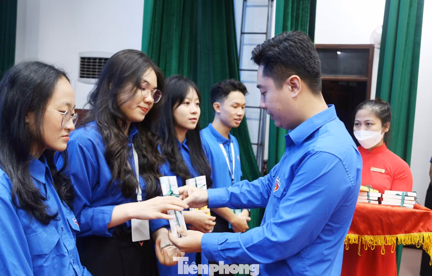 Anh Lê Văn Lương - Bí thư Tỉnh Đoàn Nghệ An tặng quà cho các cá nhân đạt danh hiệu Học sinh 3 tốt và Học sinh 3 rèn luyện.