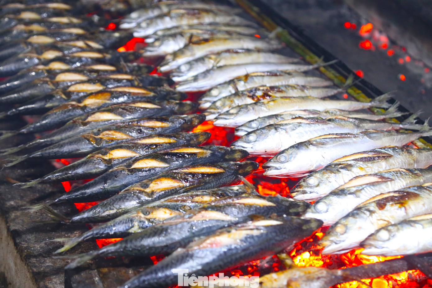 Quá trình nướng, những miếng cá này cũng được người phụ nữ căn thời gian để lật. Miếng cá nướng ngon đạt chuẩn là bên ngoài ngả vàng, tỏa mùi thơm, phía trong thịt dẻo, khi ăn ngọt và béo.