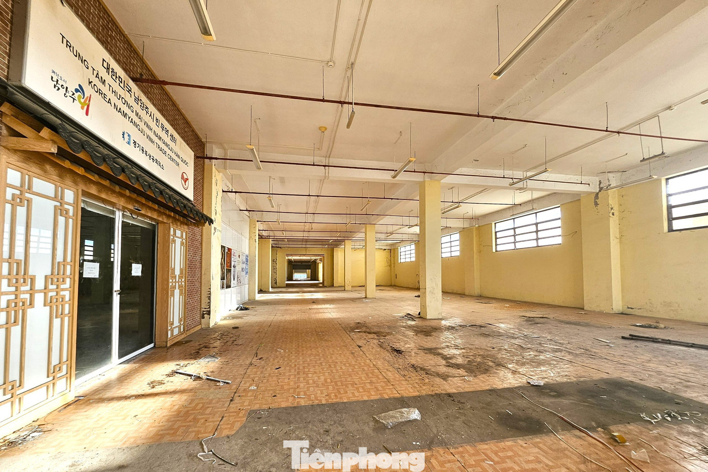 Theo Ban quản lý chợ Vinh, năm 2017, các doanh nghiệp đã đầu tư xây dựng trung tâm thương mại tại tầng 3 chợ Vinh với diện tích 1.000 m2 để trưng bày giới thiệu sản phẩm tuy nhiên chỉ một thời gian ngắn và sau đó thì dừng hoạt động.