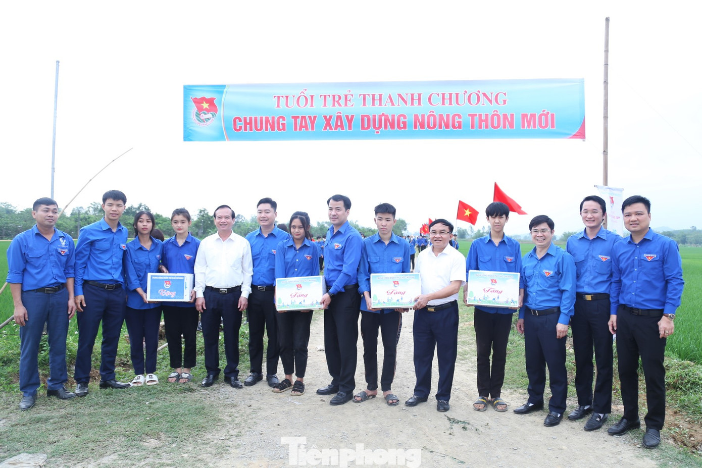 Thăm, tặng quà cho đoàn viên thanh niên