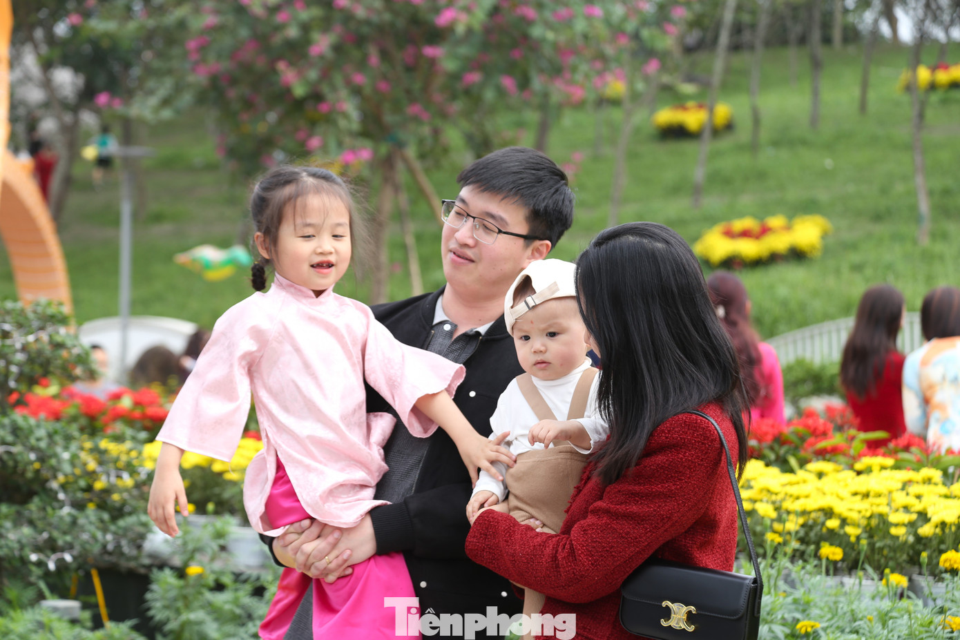 Nhiều gia đình lưu giữ khoảnh khắc đẹp tại con đường hoa nghệ thuật ngày mùng 2 Tết