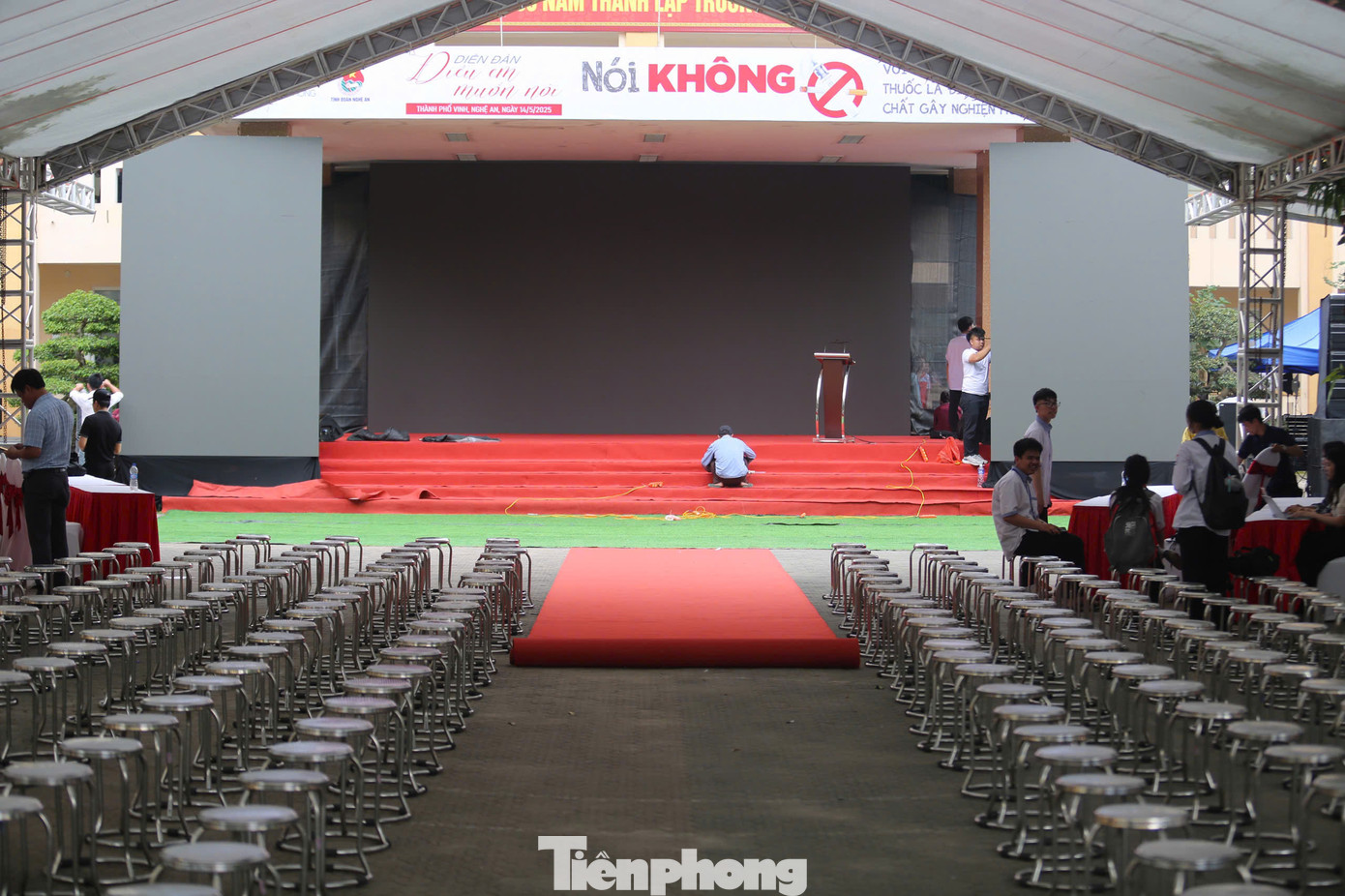 Những công đoạn cuối cùng trong công tác dựng sân khấu, màn hình, các băng rôn khẩu hiệu để đảm bảo chương trình được diễn ra theo đúng kế hoạch.