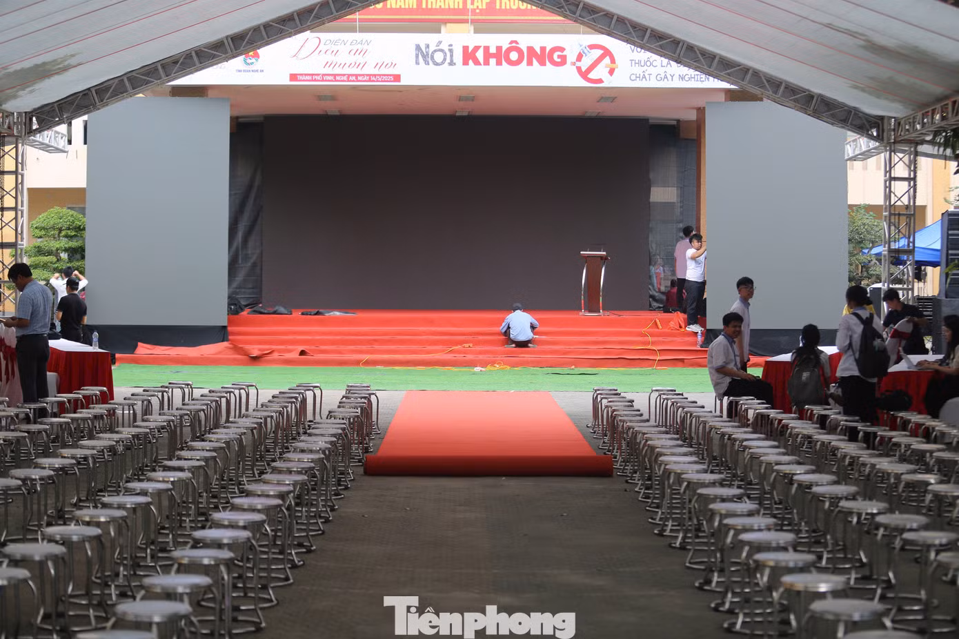 Những công đoạn cuối cùng trong công tác dựng sân khấu, màn hình, các băng rôn khẩu hiệu để đảm bảo chương trình được diễn ra theo đúng kế hoạch.