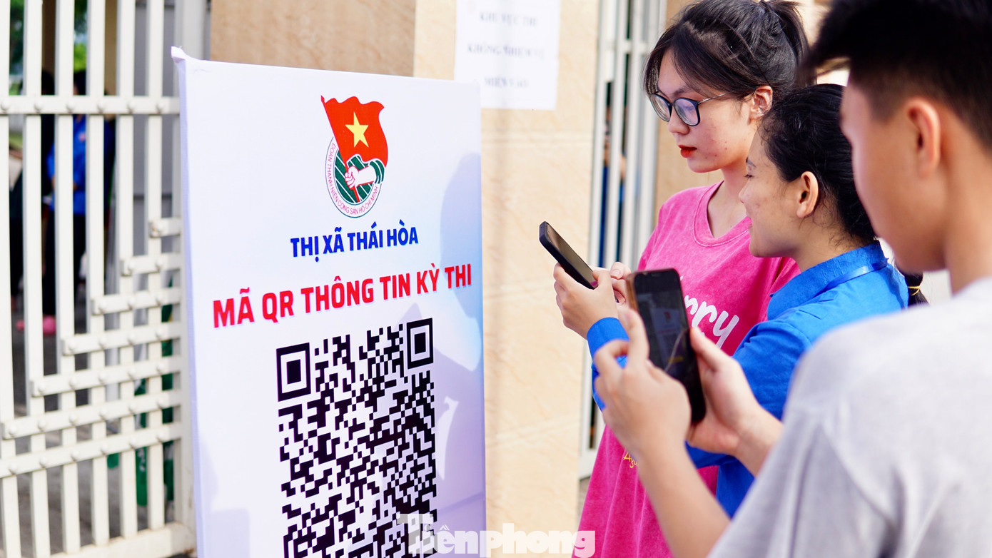 “Phát huy vai trò xung kích, tình nguyện, trong chương trình Tiếp sức mùa thi năm nay, Thị đoàn đã thành lập các đội hình tình nguyện cụ thể. Bên cạnh các hoạt động hỗ trợ như phát nước, đồ ăn, cấp dụng cụ thi miễn phí… Thị đoàn còn tạo mã QR thông tin kỳ thi. Chỉ cần có điện thoại, học sinh và phụ huynh có thể đọc được các thông tin về kỳ thi, biết sơ đồ, thời gian thi,… từ đó chủ động trong việc bố trí đưa các em đi thi đúng giờ”, anh Chung chia sẻ.