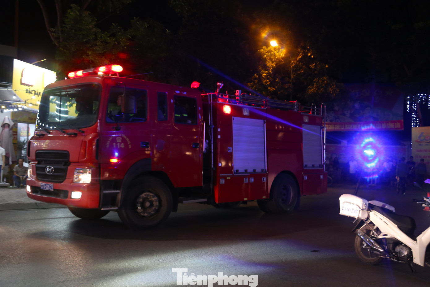 Nhận được tin báo, lực lượng PCCC và cứu nạn cứu hộ Công an tỉnh Nghệ An cũng nhanh chóng có mặt tham gia chữa cháy và cứu hộ.