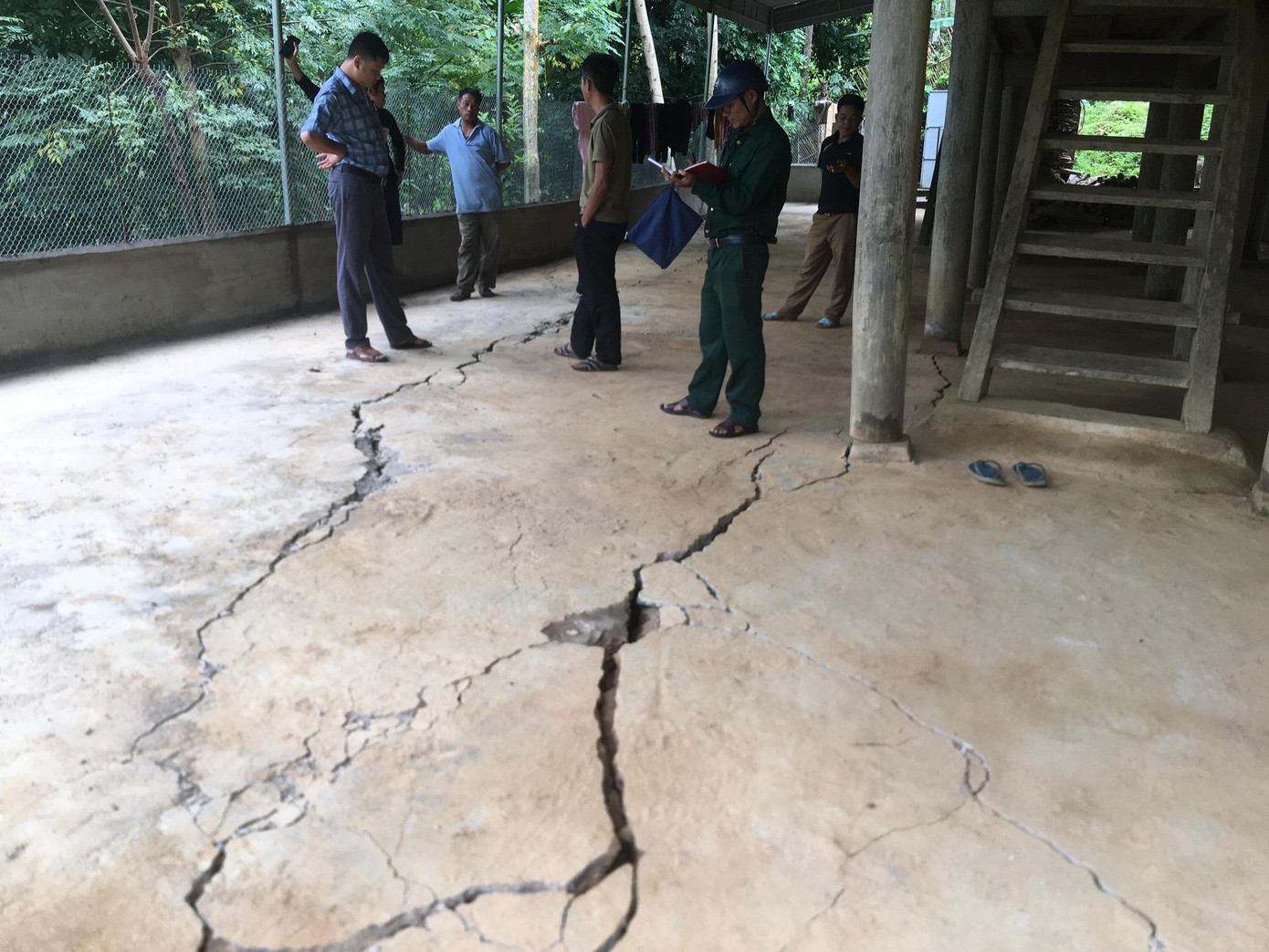 Một số ngôi nhà đã bắt đầu xuất hiện chằng chịt các vết nứt.