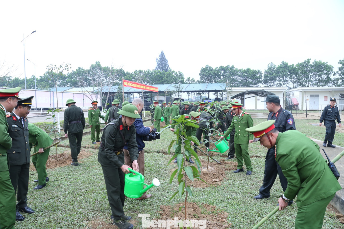 Cán bộ, chiến sĩ hưởng ứng Tết trồng cây
