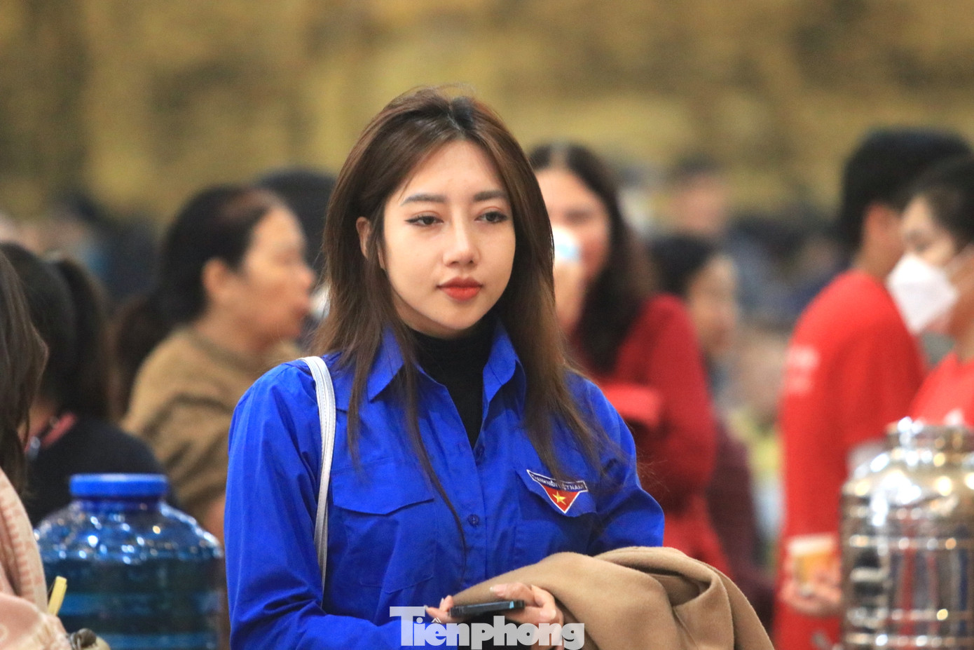 Mặc dù thời tiết mưa rét nhưng từ sáng sớm, nhiều bạn trẻ đã có mặt xếp hàng đăng ký tham gia hiến máu.