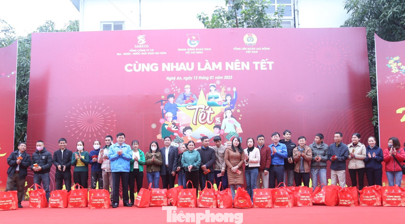 Trao quà cho các thanh niên công nhân có hoàn cảnh khó khăn. Ảnh: Thu Hiền