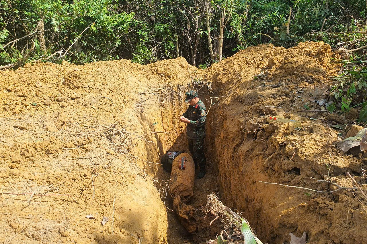 Cơ quan chức năng vô hiệu hóa kíp nổ, hủy nổ quả bom. Cơ quan chức năng vô hiệu hóa kíp nổ, hủy nổ quả bom.