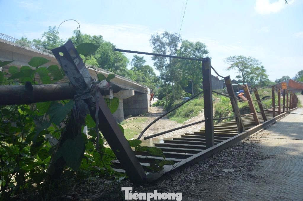 Lan can đổ nghiêng, thanh sắt bị cong, các ván sắt phát ra tiếng động rất lớn mỗi khi có phương tiện di chuyển qua.
