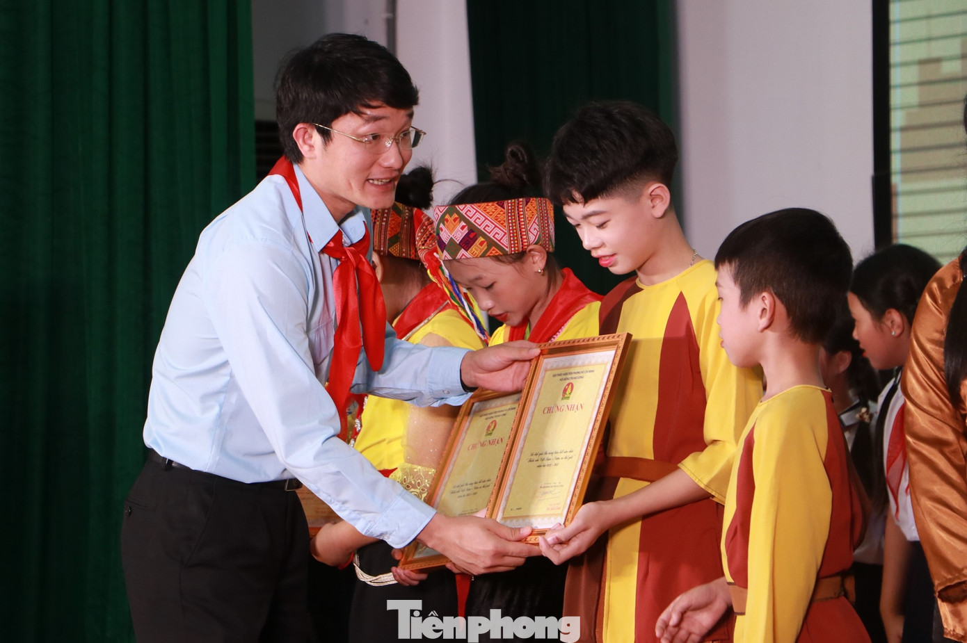 Trao giấy chứng nhận cho các đội thi Trao giấy chứng nhận cho các đội thi