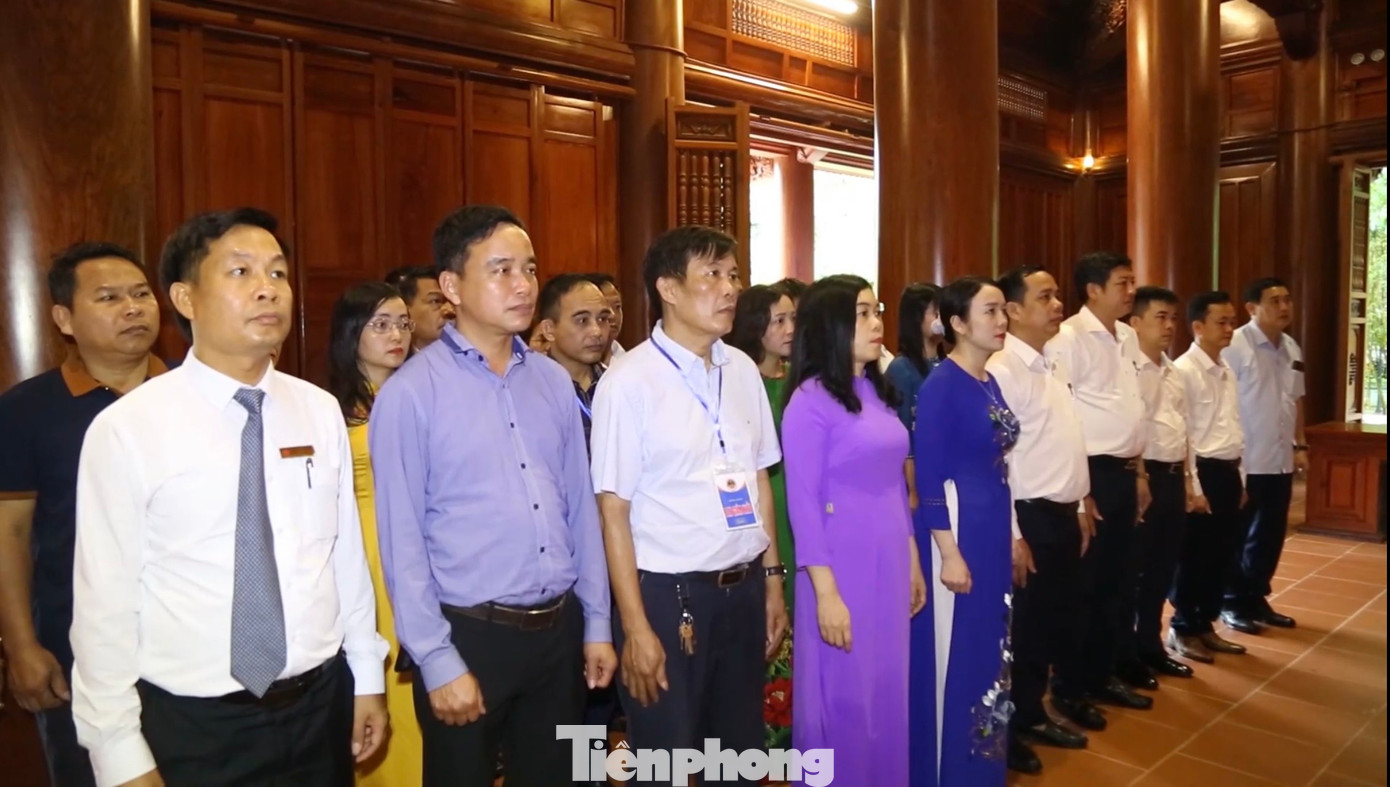 Đoàn đại biểu dâng hoa, dâng hương tưởng niệm Chủ tịch Hồ Chí Minh. Đoàn đại biểu dâng hoa, dâng hương tưởng niệm Chủ tịch Hồ Chí Minh.