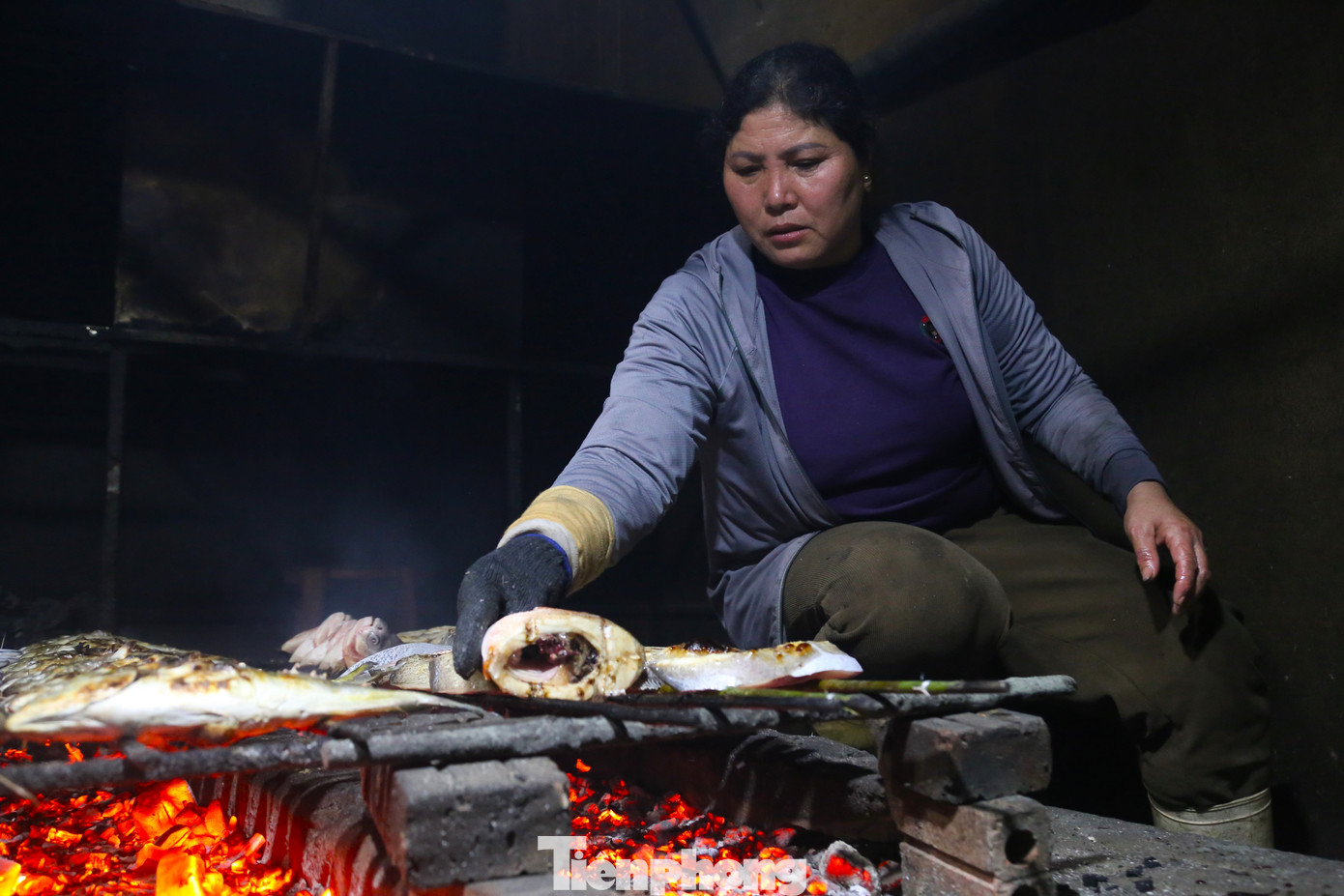 Theo bà Loan, thời gian nướng mỗi mẻ cá từ 10-15 phút tùy vào loại cá. “Muốn cá chín đúng thời gian thì nhiệt từ bếp phải đều. Nếu than cháy to quá sẽ làm cá dễ bị cháy, than kém khiến lâu chín và màu cá không được đẹp. Cá được nướng hoàn toàn bằng than hoa và không tẩm bất cứ gia vị hay chất phụ gia nào nên giữ được độ thơm ngon”, bà Loan cho hay.