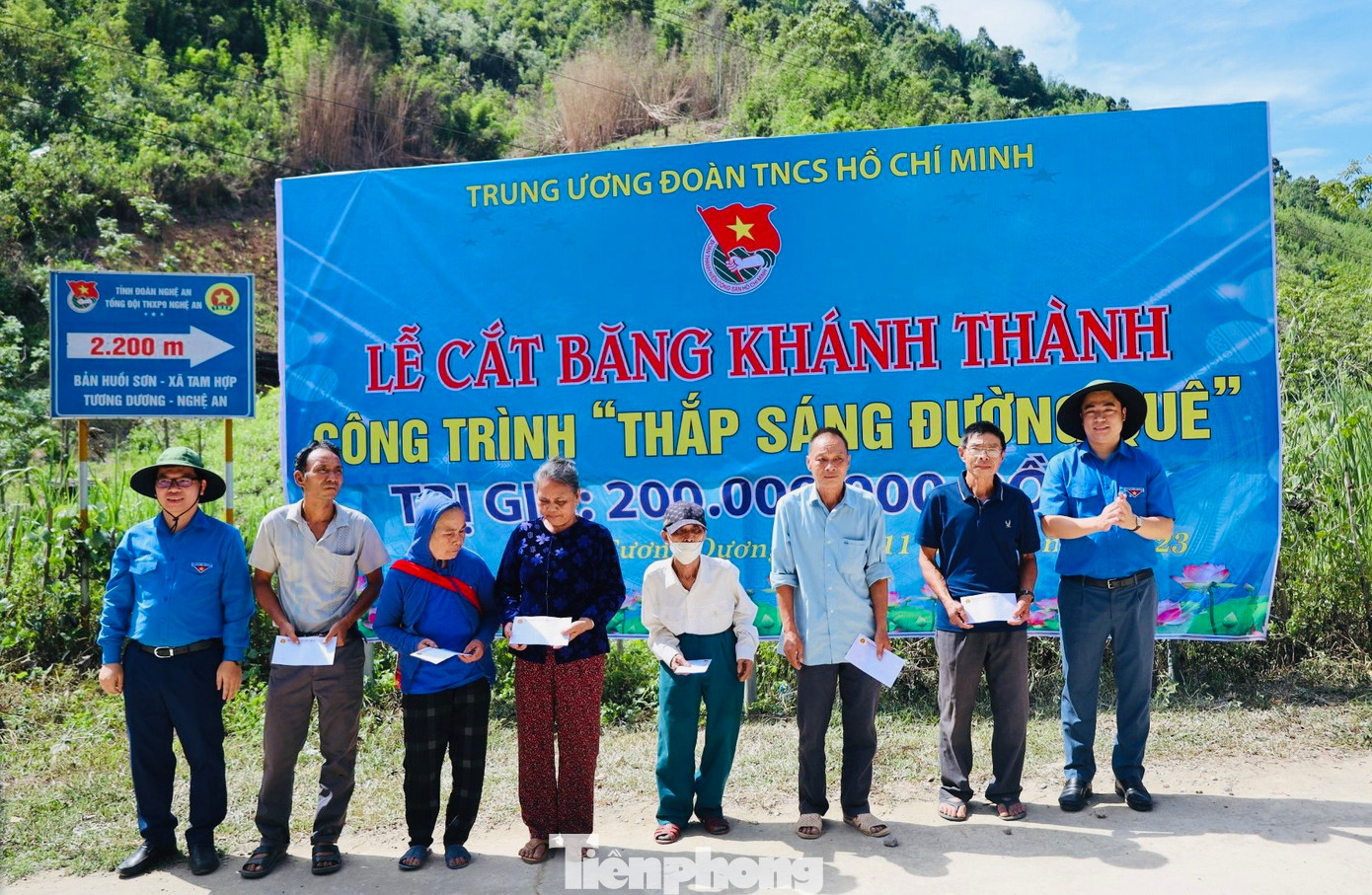 Tặng quà cho các cựu TNXP trên địa bàn xã Tam Hợp