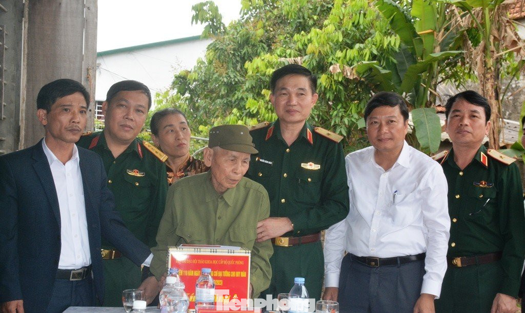 Ban chỉ đạo Hội thảo thăm hỏi, trao quà tặng ông Đinh Văn Lam, thương binh 1/4 tại xã Hưng Hòa, TP Vinh, Nghệ An.