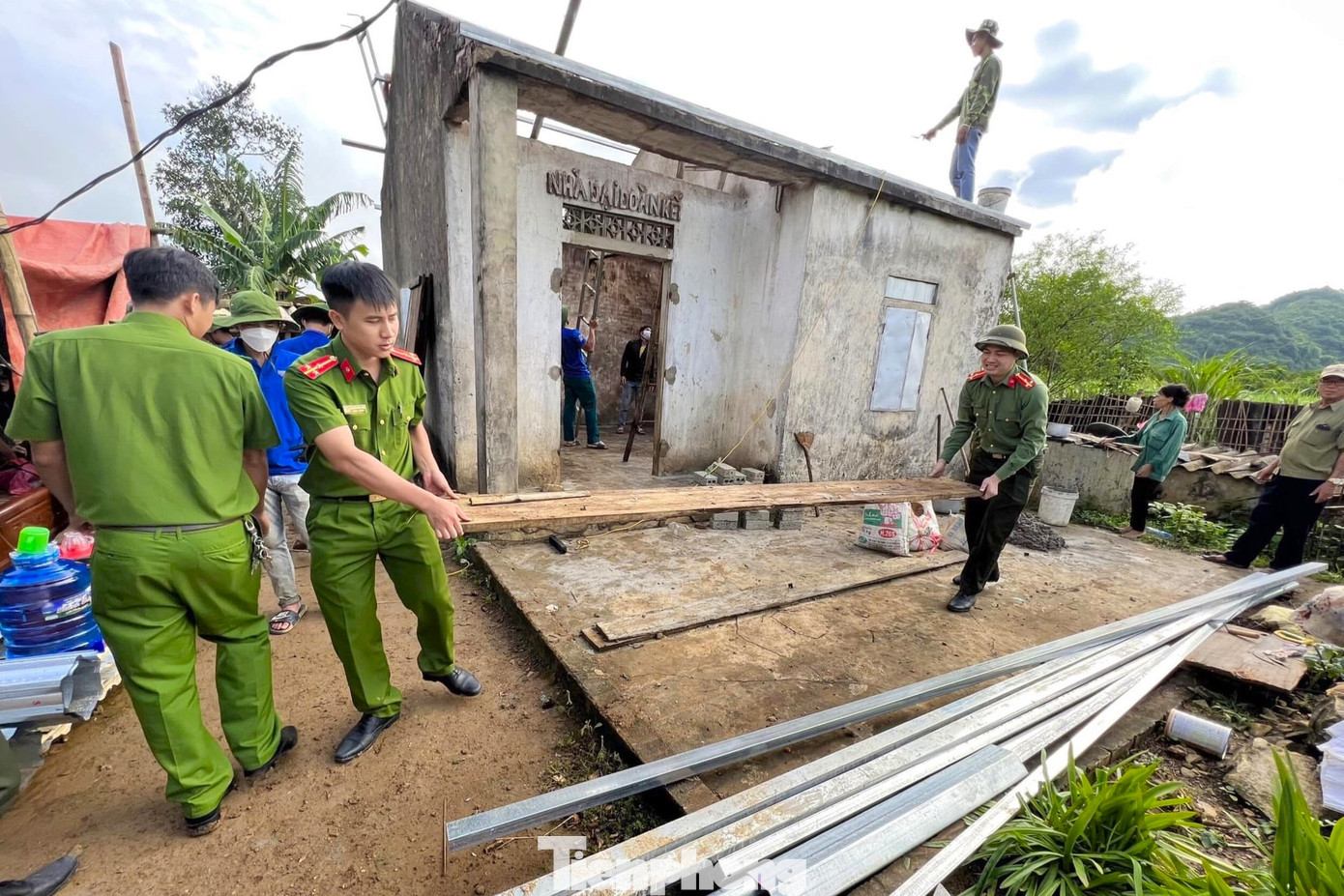 Đoàn thanh niên công an huyện Quỳ Hợp sửa sang lại mái nhà, sơn lại tường và lợp mới dàn mát phía trước sân nhà ông Trương Văn Tưởng. Ảnh: Thu Hiền