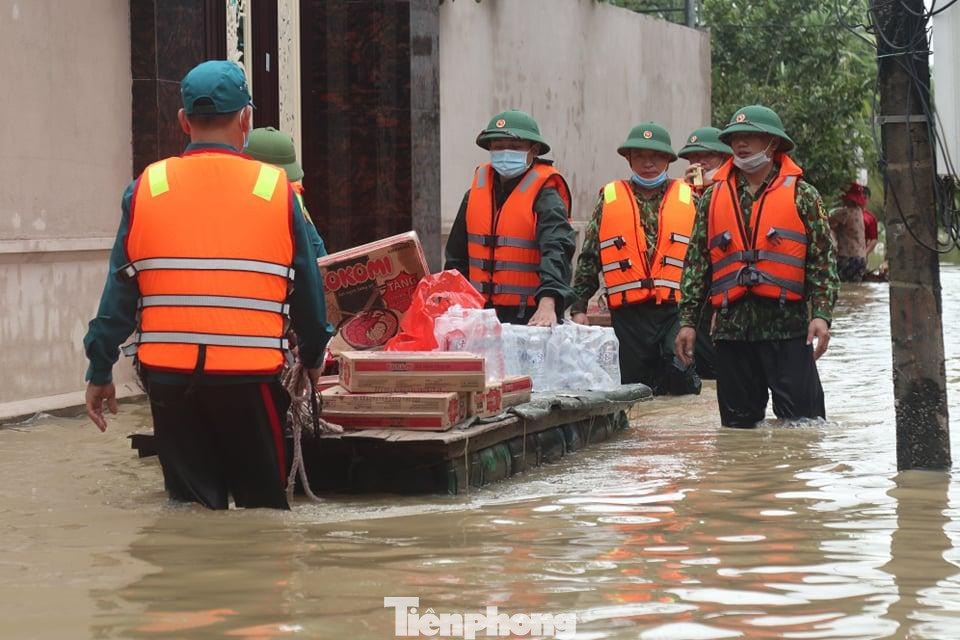 Bộ đội cứu trợ mì tôm, nước uống cho người dân bị ngập lụt Bộ đội cứu trợ mì tôm, nước uống cho người dân bị ngập lụt